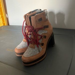 COPY - Nearly New Sorel Boots size 8.5
